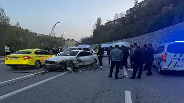 Bitlis'te otomobil ile minibüs kafa kafaya çarpıştı: 8 yaralı