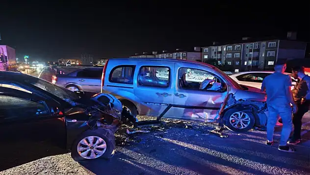 Bitlis'te trafik kazası: 6'sı çocuk 14 kişi yaralandı