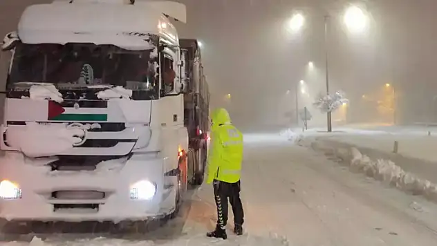 Bitlis'te yoğun kar yağışı nedeniyle ağır vasıtalara geçici yasak