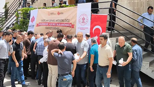Bitlis Vakıflar Bölge Müdürlüğü'nden aşure ikramı…