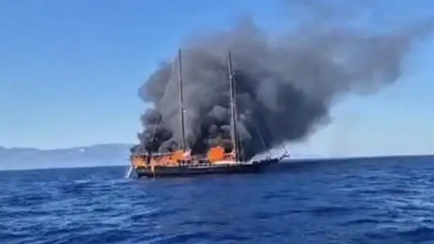 Bodrum'da korku dolu anlar! Ahşap tekne yanarak battı
