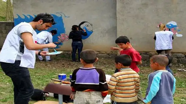 Öğretmenler okulları şenlendiriyor