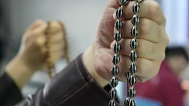 Brezilya'da yetişen meyveden Erzincan'da tespih yapılıyor