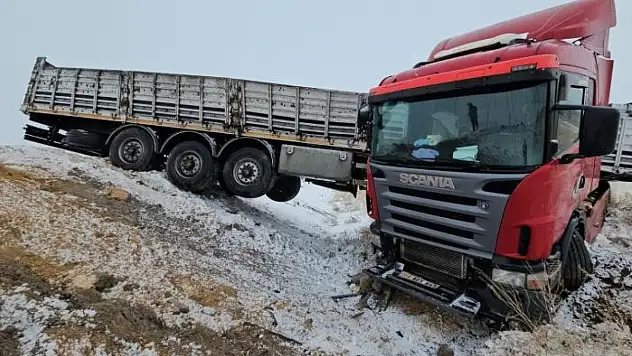 Briket yüklü tır devrildi