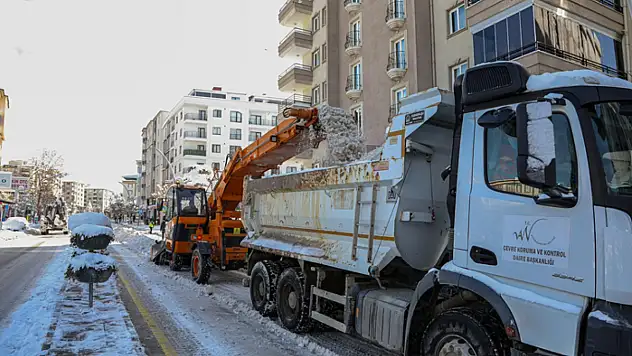 Büyükşehir Belediyesi caddeleri kardan temizliyor