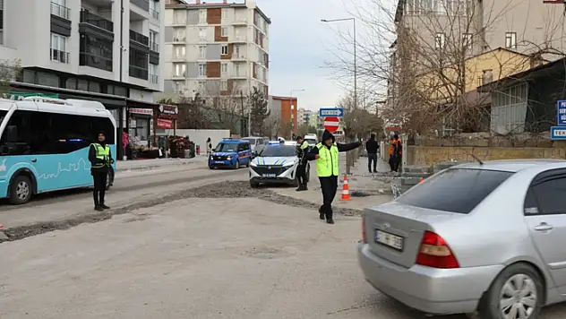 Büyükşehir Belediyesi ekipleri trafiği rahatlatacak tek yön düzenlemesi için sahada