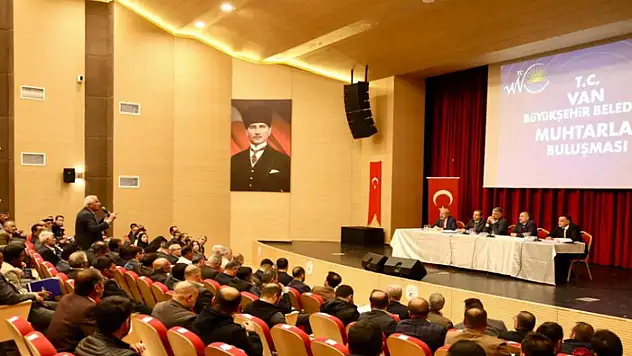 Büyükşehir Belediyesi, Erciş'te 'Mahalle Muhtarları Toplantısı' yaptı