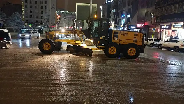 Büyükşehir'den Kar Mesaisi