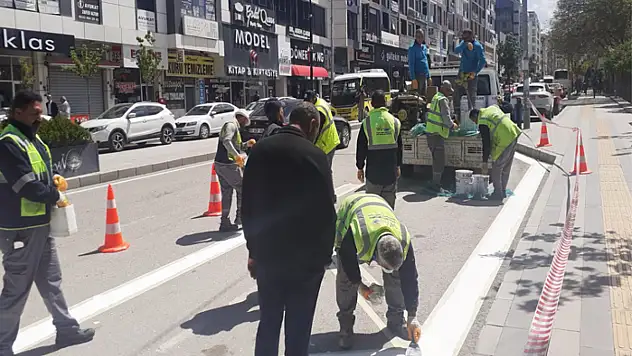 Büyükşehir'den otobüs duraklarında boyama çalışması
