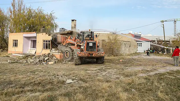 Büyükşehir'den, yıkım ve yol genişletme çalışması