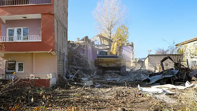 Büyükşehir Hatuniye Caddesi ikinci etapta yıkım çalışması yapıyor