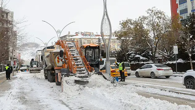 Büyükşehir'in karla mücadele çalışmaları sürüyor