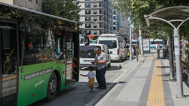 Büyükşehir'in otobüsleri yeşile büründü