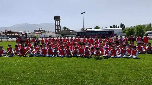 Büyükşehir'in yaz spor okulu eğitimleri sürüyor