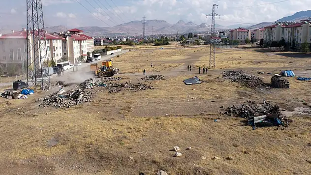 Büyükşehir kamusal alanlardaki kaçak yapıların yıkımını sürdürüyor