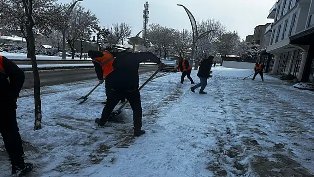 Büyükşehir, karla mücadele çalışmalarını sürdürüyor