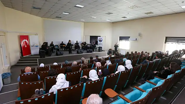 Büyükşehir yaşlılara özel konser düzenledi