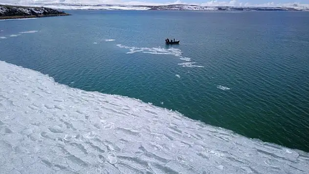 Buzları çözülen Nazik Gölü'nden kartpostallık görüntüler