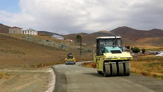 Çaldıran'da beton yol çalışması