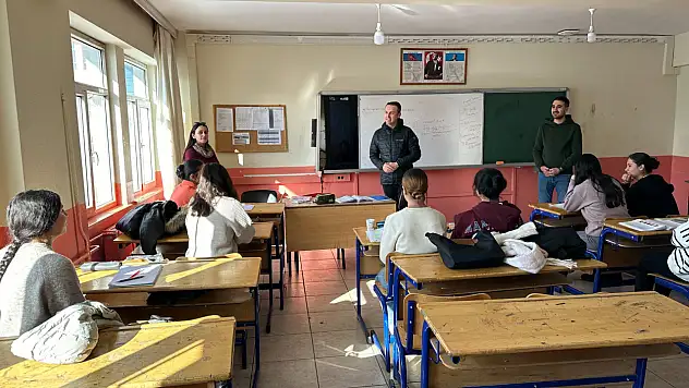 Çaldıran'da mezun öğrencilere YKS desteği sürüyor