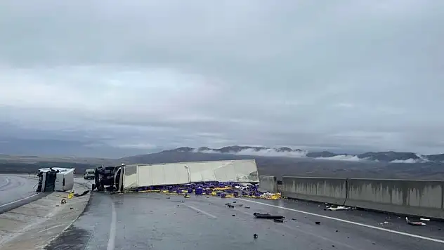 Çaldıran Yolunda Tır Devrildi! Yaralı var...