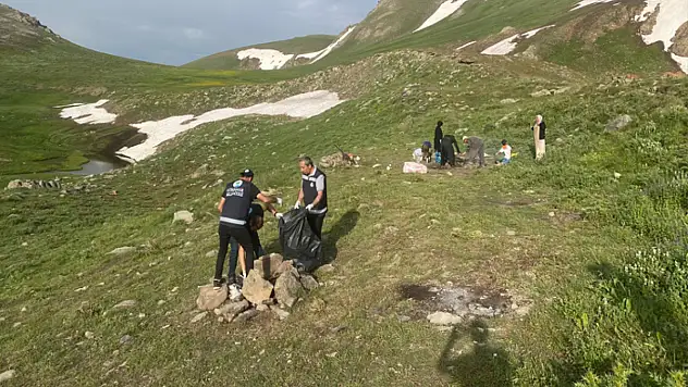Çalyan Gölü'nde temizlik çalışması