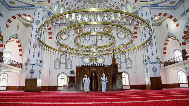 Camiler gül suyuyla temizlendi