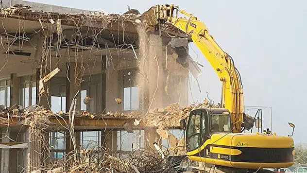 Çatak Belediyesi'ne ait iki bina yıktırılıyor