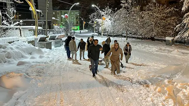 Çatak'ta çocuklar kar tatilini eğlenceye dönüştürdü
