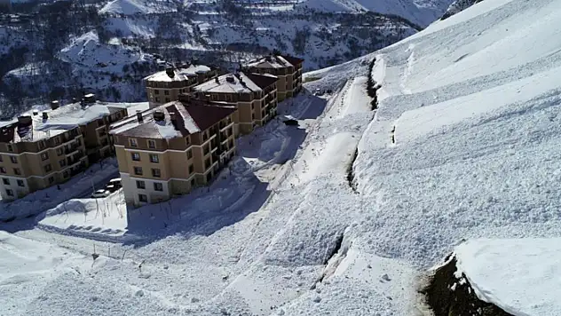 Çatak'ta iki ayrı çığ düştü