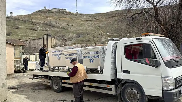 Çatak'ta yeni çöp konteynerleri yerleştirildi