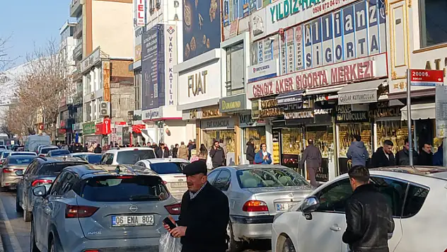 Çatı oluklarının kırık tahliye boruları tehlike saçıyor