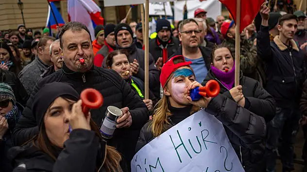 Çekya'da çiftçiler Hükümet Ofisi'nin önüne gübre döktü