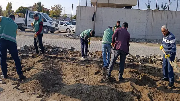 Çelebibağı Mahallesi'nde parke taşı döşeme çalışması