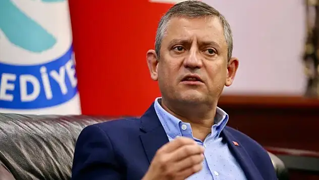 CHP Genel Başkanı Özel'in ayağı kırıldı