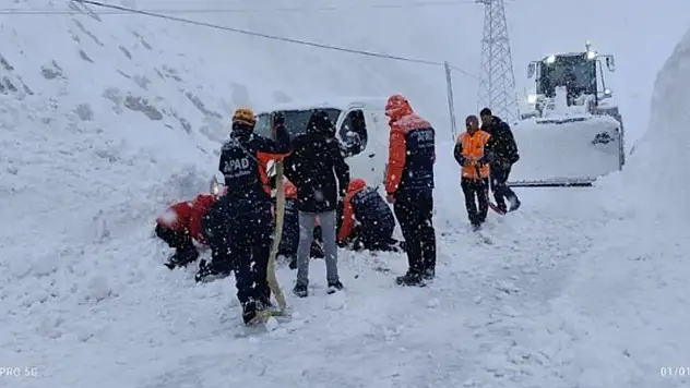 Çığ altında kalan araçtaki 2 kişi kurtarıldı
