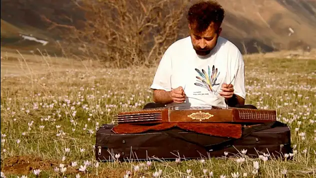 Çiğdemler içinde santur keyfi