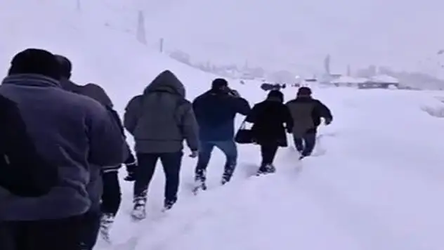 Çığla kapanan yolda mahsur kalan 100 kişi köyde misafir edildi