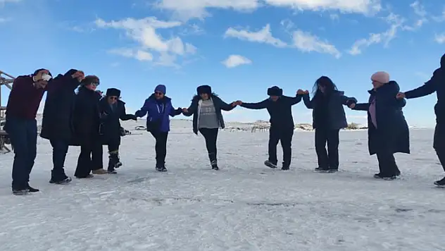 Çıldır Gölü buz tuttu, turistler halayla ısındı