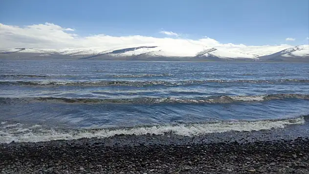 Çıldır Gölü'ndeki buz tabakası tamamen çözüldü