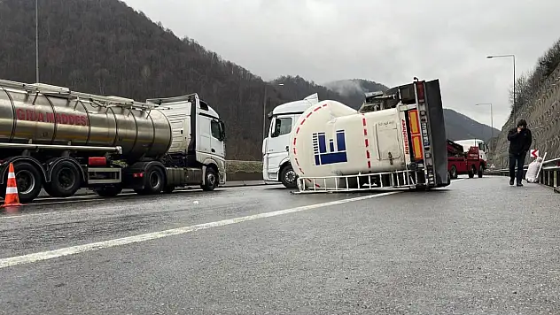 Çimento yüklü tırın silobas dorsesi devrildi