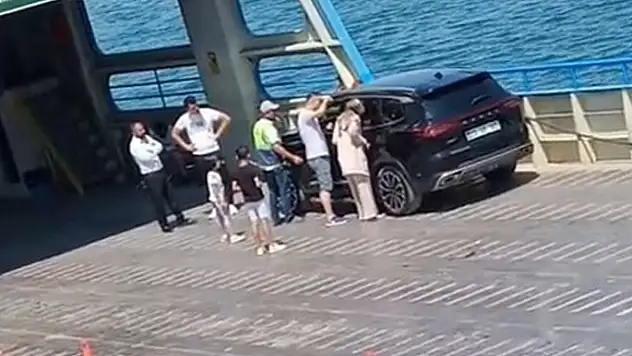 Çocuk arabada kilitli kaldı