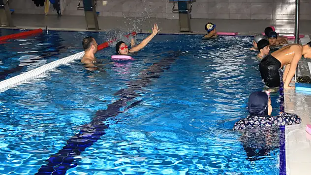 Çocuklara özel yüzme kursları devam ediyor