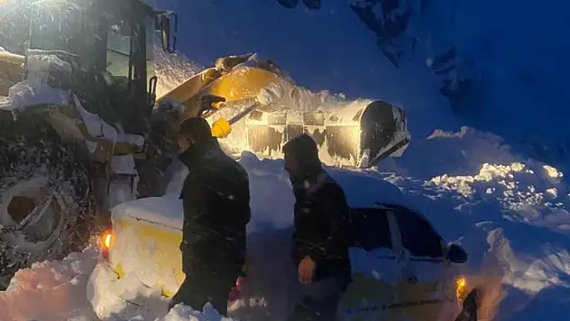 Çukurca yolunda nefes kesen çığ temizliği