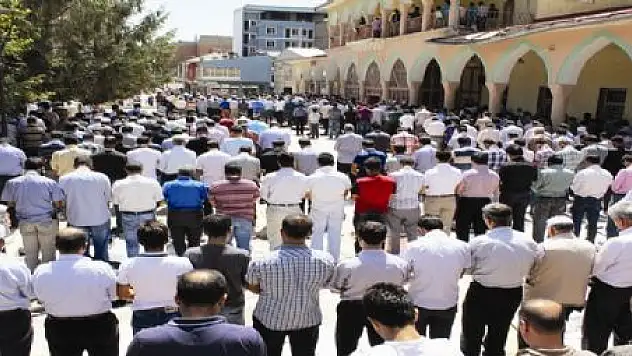 CAMİLER DOLDU TAŞTI