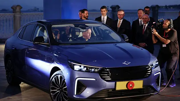 Cumhurbaşkanı Erdoğan'a, TOGG'un yeni modeli T10F hediye edildi