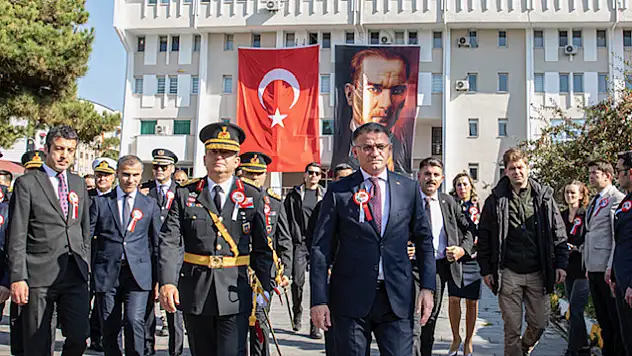 Van'da Cumhuriyet Bayramı dolayısıyla çelenk töreni