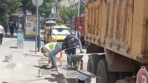 Cumhuriyet Caddesi'nde kaldırım onarım çalışmaları