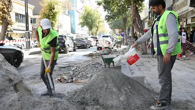 Cumhuriyet Caddesi'nde kaldırım yenileme çalışmaları sürüyor