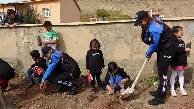 Cumhuriyet'in 100. yılı için 100 fidan diktiler
